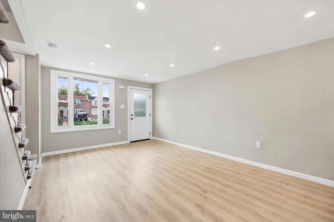 Photo - 925 Maple Ave