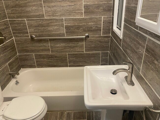 Photo - 716 W 60th St Unidad 716 W 60th Street LA