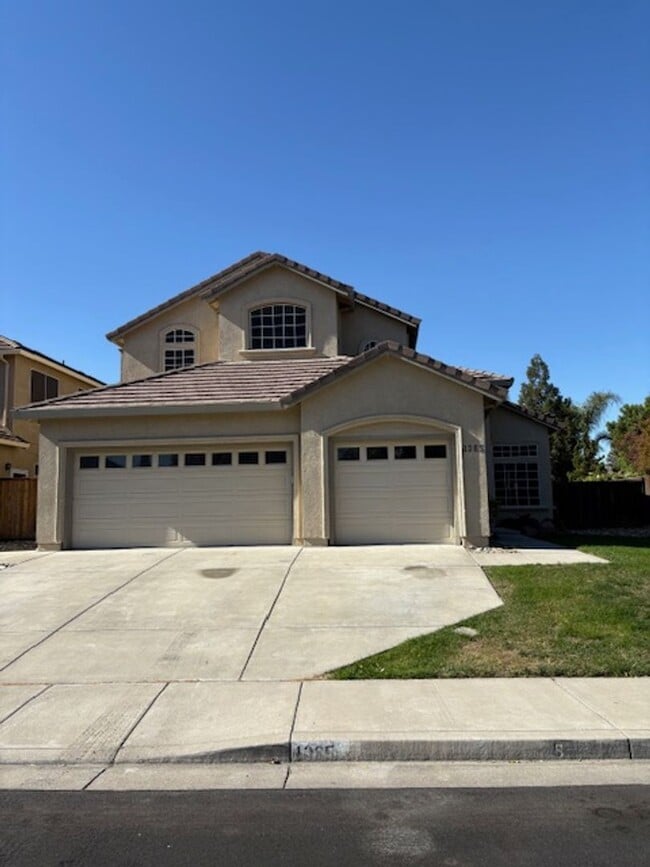 Photo - Stunning 5-Bedroom, 3-Bathroom Home with P...