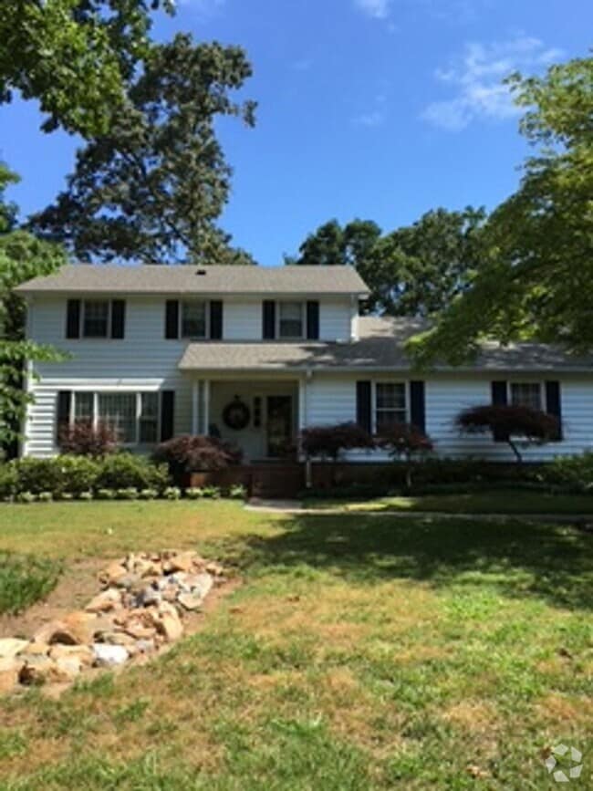 Building Photo - 4 Bedroom with fenced in yard! Rental