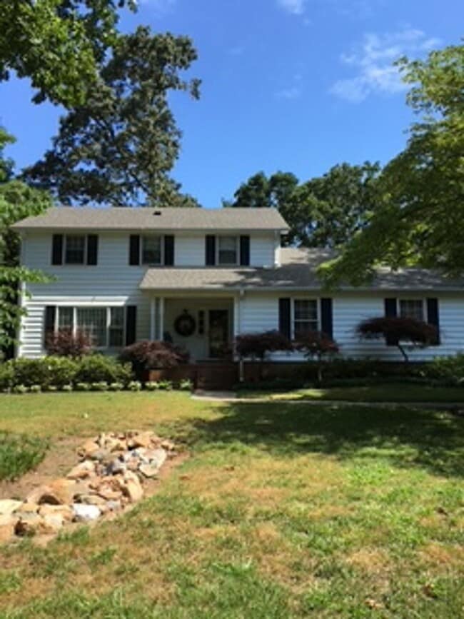 4 Bedroom with fenced in yard! - 4 Bedroom with fenced in yard! House