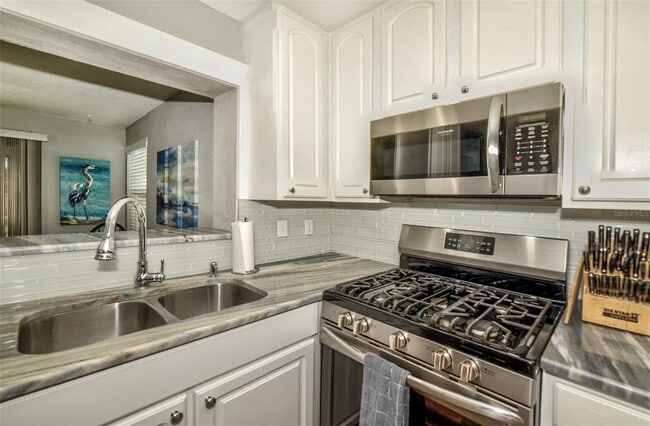 Photo - 2472 Whitman St