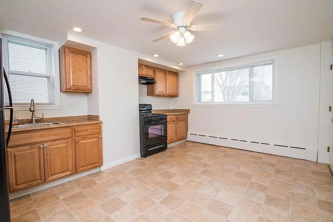 Building Photo - 10 Horace St Unit #2