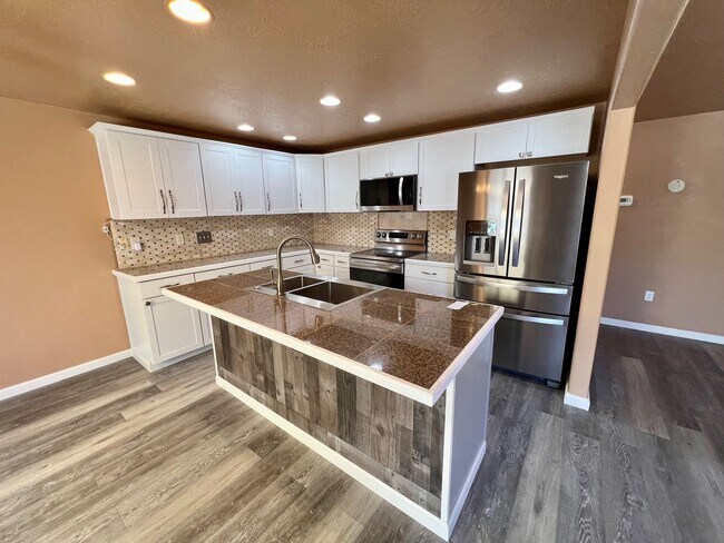 Photo - 943 Glengrove Ave House