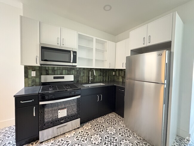 Building Photo - 30 Providence St Unit 2F Rental