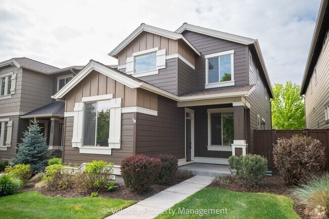 Building Photo - Lovely 3 bedroom, 2.5 bathroom home plus a...