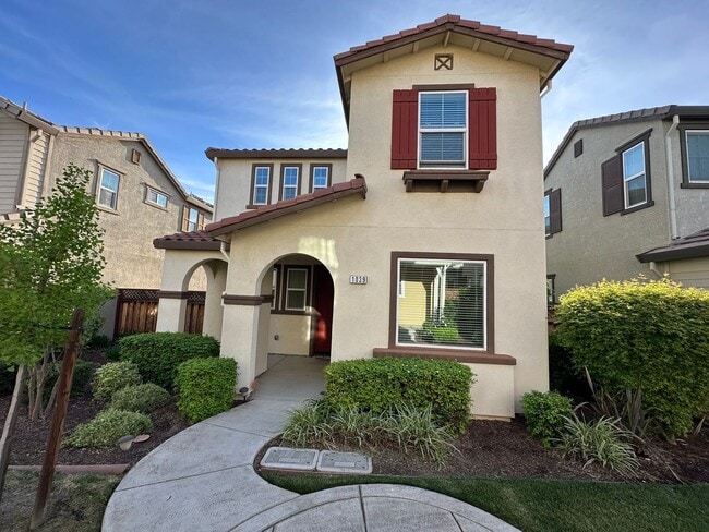 Building Photo - Beautiful 4 Bedroom, 3 Bath Mountain House Home