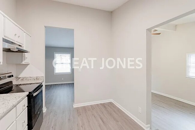 Photo - 2879 Doyle Ave