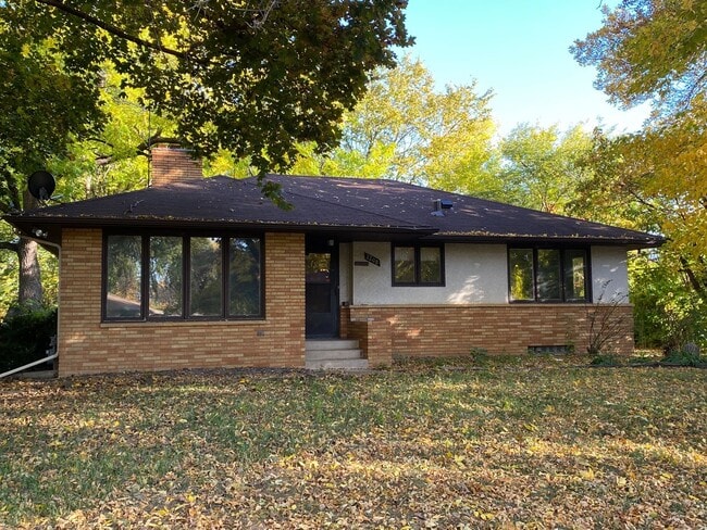 Building Photo - Great location 3 Bedroom house