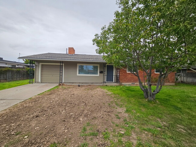 660 E 19th N St