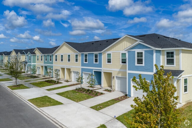 Building Photo - Coral Palms at Oakleaf