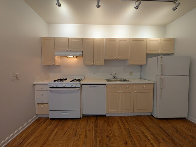 Photo - 914 W Dakin St Unit 306