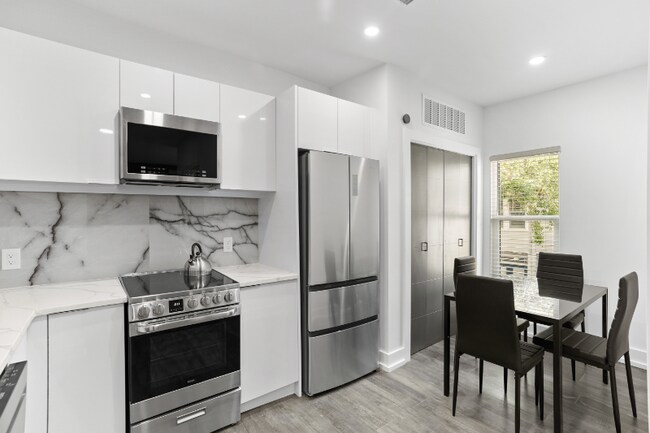 Building Photo - 935 S Howard Ave Rental