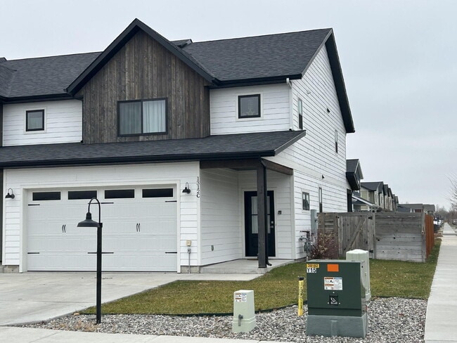 Building Photo - Beautiful Fully Furnished 3 Bed, 2.5 Bath Townhouse on Corner Lot Unit C