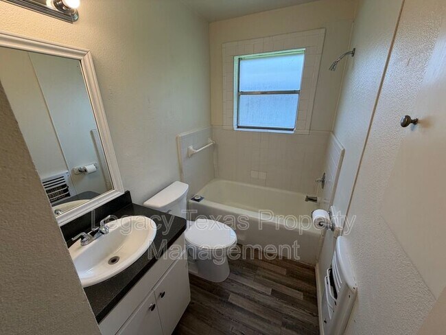 Photo - 108 Pine St