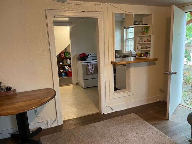 Photo - 940 NE Maple St