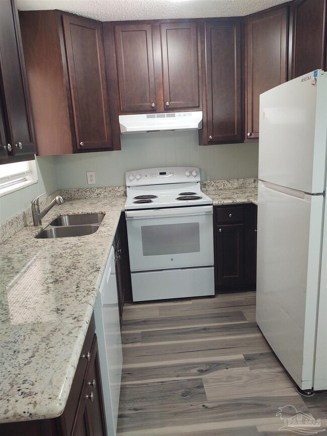 Photo - 6593 Lee St