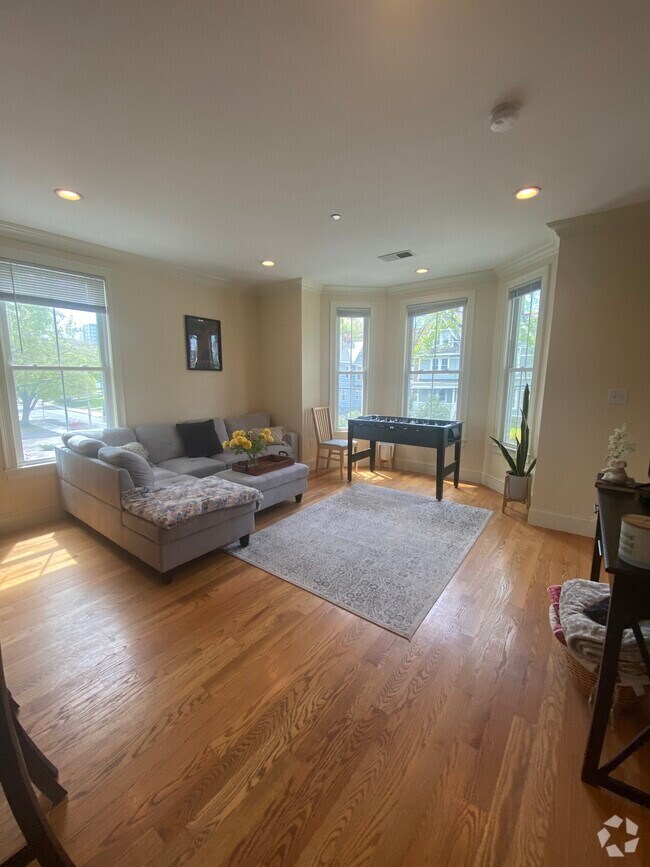 Building Photo - 13 Sparhawk St Unit 1 Rental