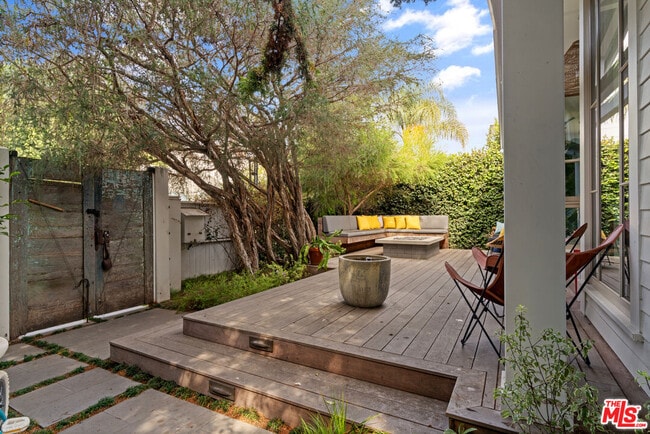 Photo - 942 Superba Ave