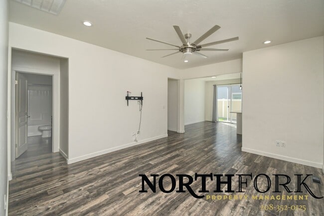 2131 W Bella Ln