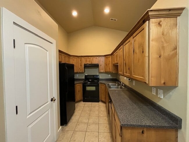 Building Photo - Maples LLC Unit 143