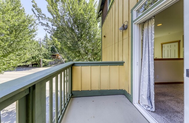 Building Photo - Courtyards Condominium unit in Town