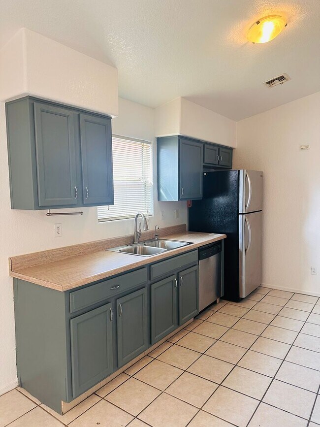 Photo - LOVELY HOME - 2 BEDROOM PLUS DEN - LARGE YARD