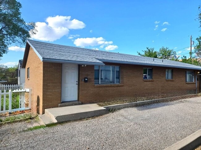 Building Photo - Charming 2 Bedroom Townhome in Cedar City!