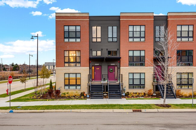 Building Photo - 1200 Lakepointe Dr