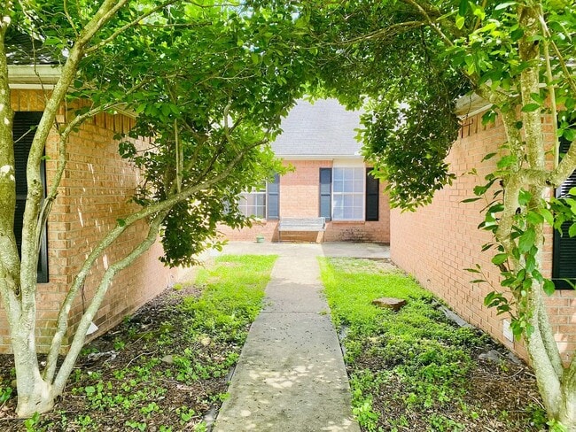 Building Photo - 1860/1862 Pine Valley Dr, Unit 1862 Rental
