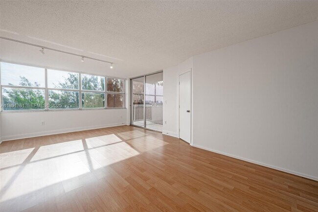 Building Photo - 1300 NE Miami Gardens Dr Unit 820E