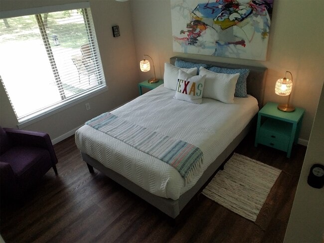 Photo - 2055 Island View