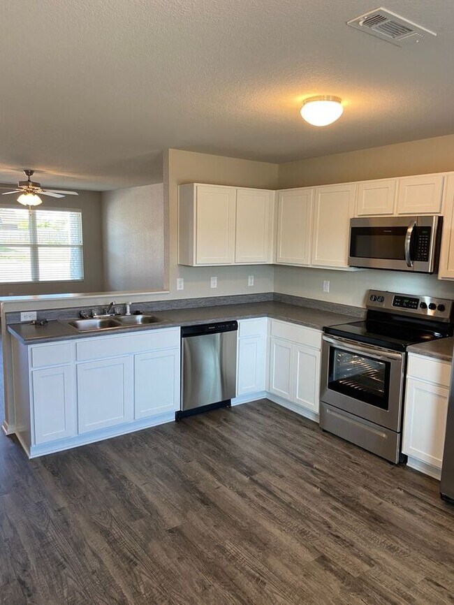 *LIMITED TIME OFFER* Three Bedroom Two B... House House Rental in