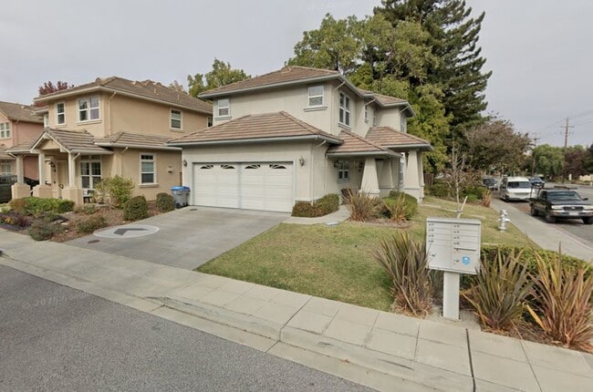 Photo - Beautiful 2 Level Home !!