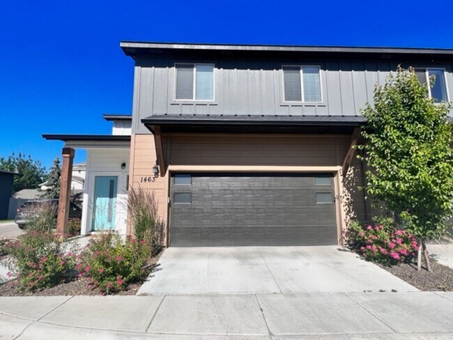 Beautiful Townhouse! - Beautiful Townhouse!