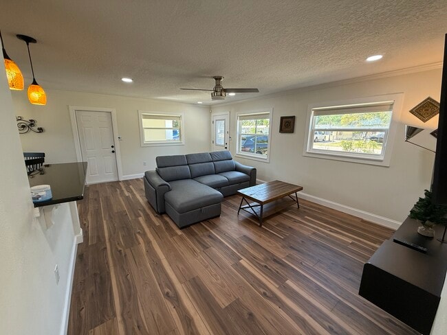 Photo - 709 Suzette Dr