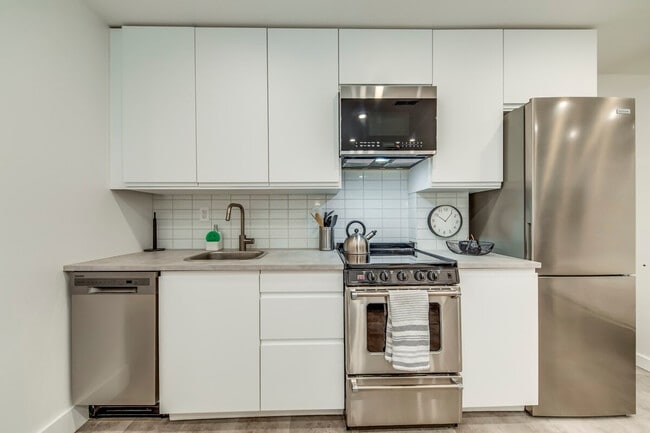 Photo - 115 Manning Ave Unit ID1054576P