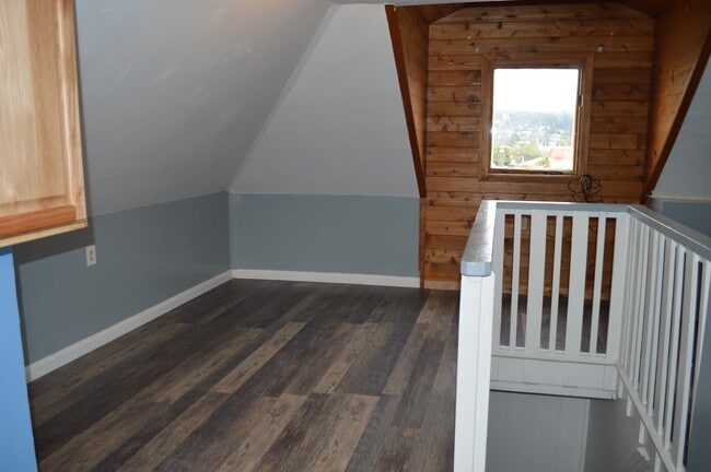 Building Photo - 430 S Holladay Dr