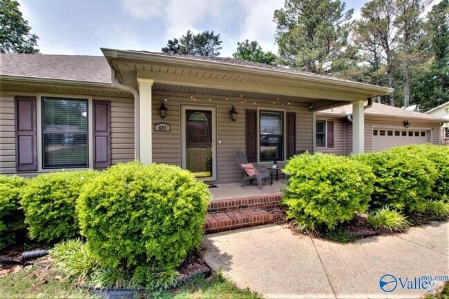 Building Photo - 697 Crestview Dr Rental