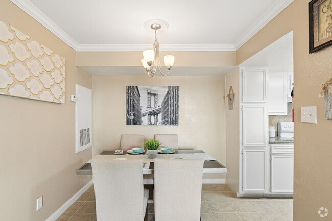 2BR, 2BA - 1,000SF - Dining Room - Falls of West Oaks