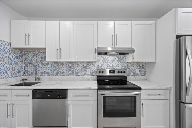 Building Photo - 412 SE 16th St Unit 2