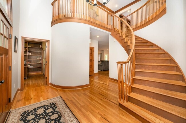 Photo - Cheerful 6-Bedroom Villa with fishing pond.