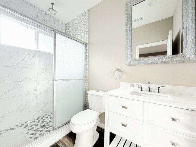 Photo - 3258 Dundas St