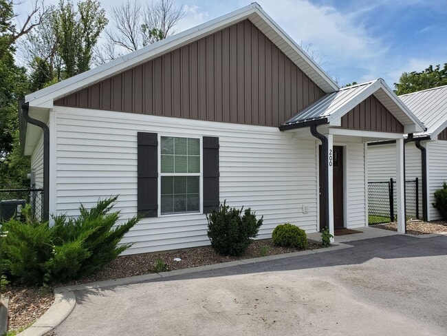 Building Photo - 3 Bedroom, 1 Bath House Unit White House 200