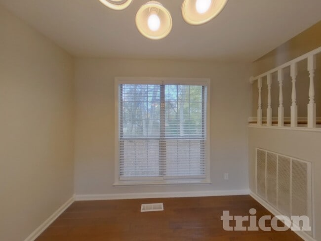 Photo - 2863 Iroquois Dr