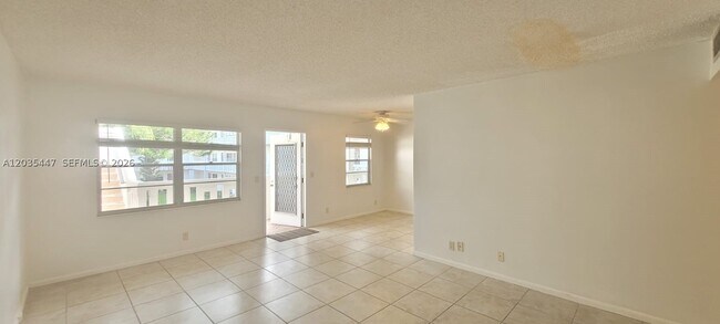 Photo - 320 Fanshaw H Unit 320