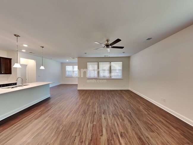 Photo - 561 Rivermist Dr