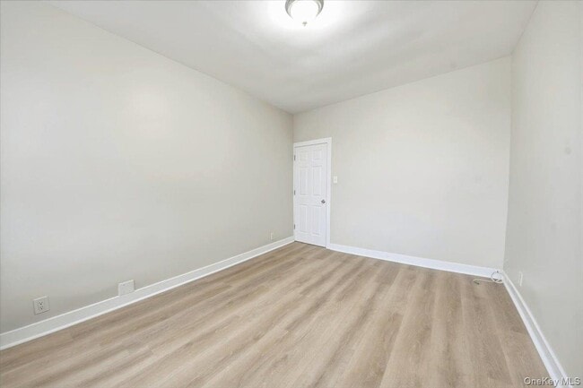 Photo - 943 E 232nd St