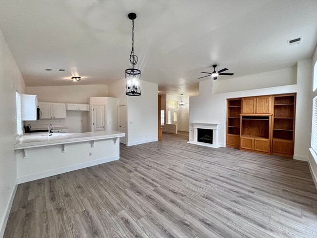 Photo - $2,595 Chestnut & Teague, 3 bedroom House - Fresno / Gated Community / New Paint & Floors