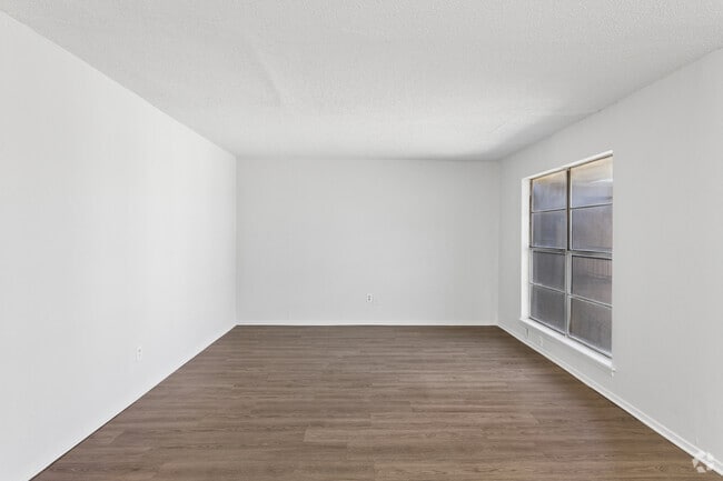 2BR, 1BA - 905SF - B1 - Living Room